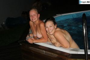 голые телки в бассейне. Эскиз 33