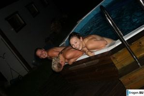 голые телки в бассейне. Эскиз 34