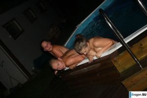 голые телки в бассейне. Эскиз 35