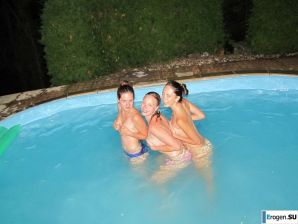 голые телки в бассейне. Эскиз 37