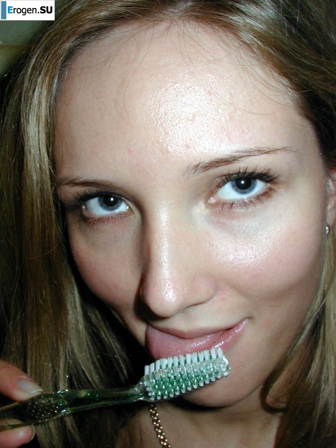naked with a toothbrush. Photo 4