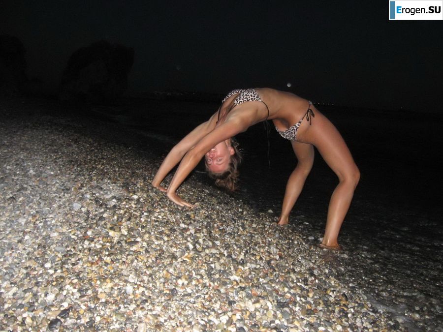 took off her bra somewhere on the rocky slopes. Photo 15