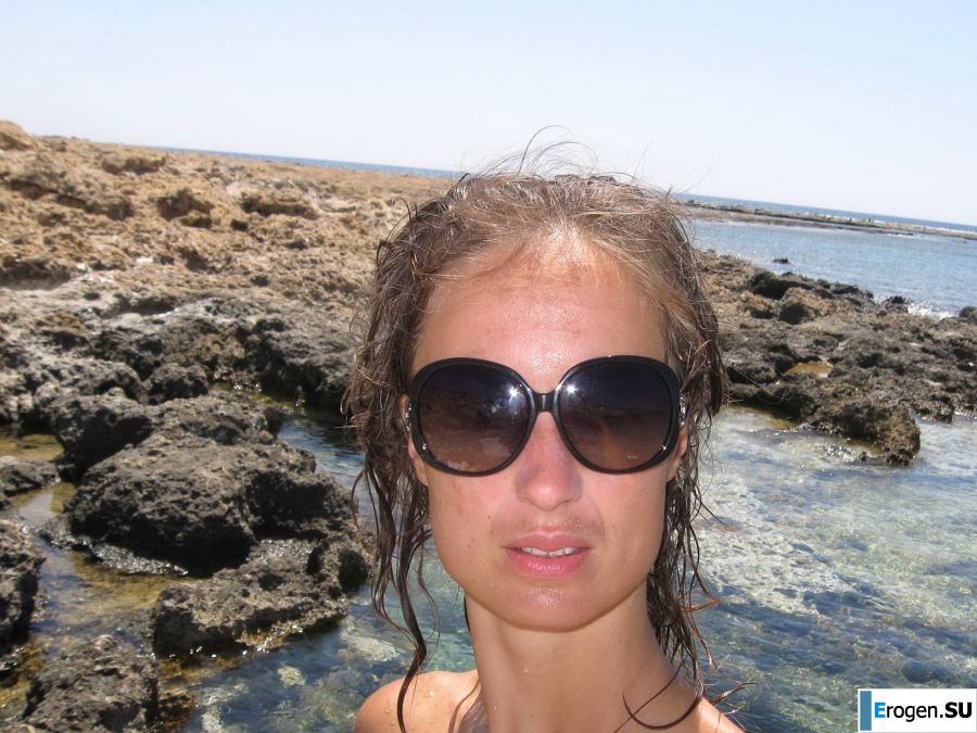 took off her bra somewhere on the rocky slopes. Photo 17