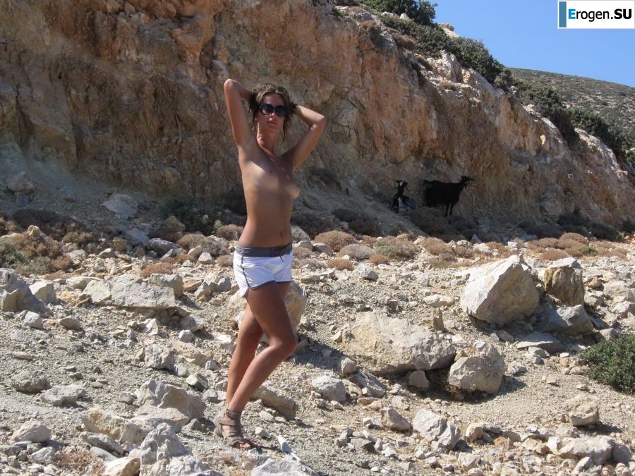 took off her bra somewhere on the rocky slopes. Photo 25