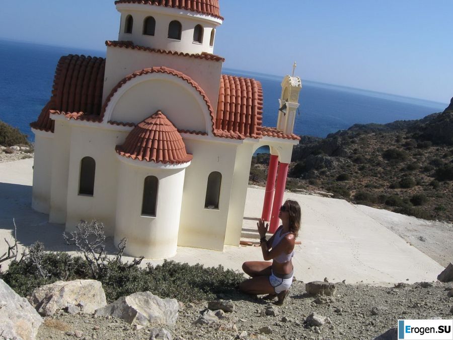 took off her bra somewhere on the rocky slopes. Photo 27