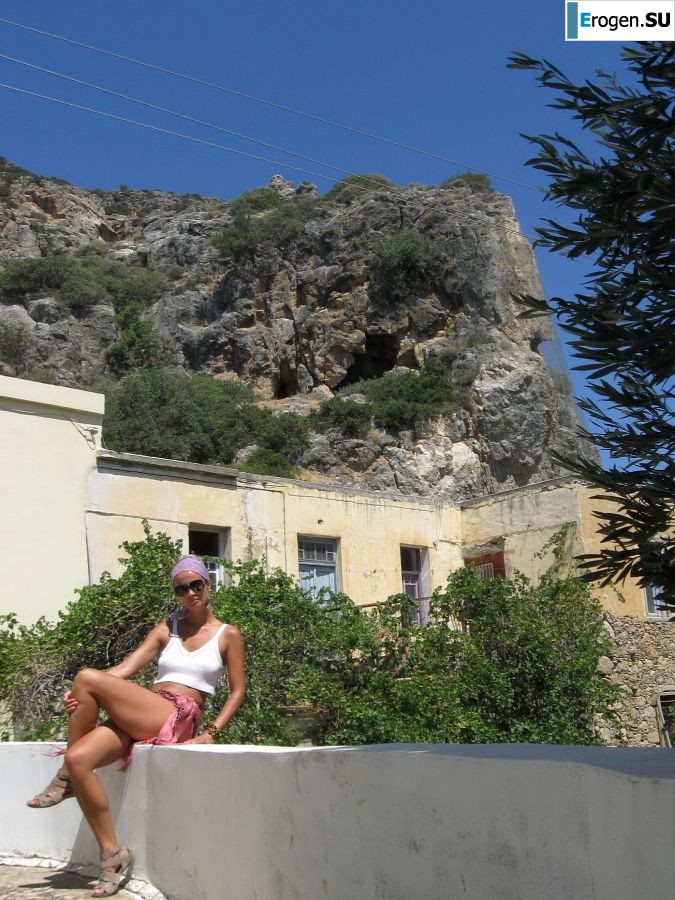 took off her bra somewhere on the rocky slopes. Photo 32