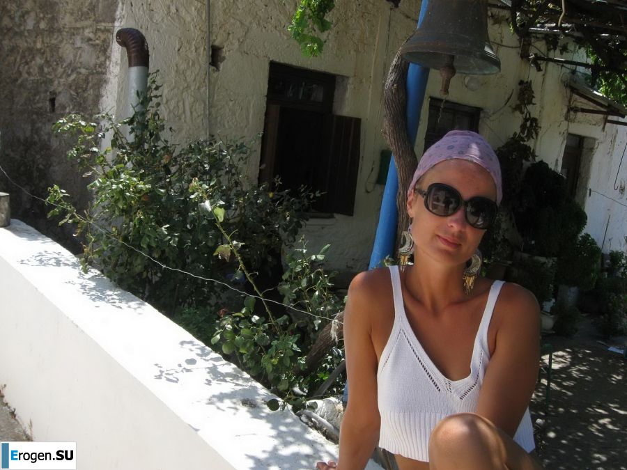 took off her bra somewhere on the rocky slopes. Photo 33