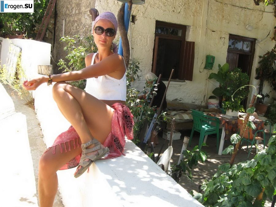 took off her bra somewhere on the rocky slopes. Photo 34