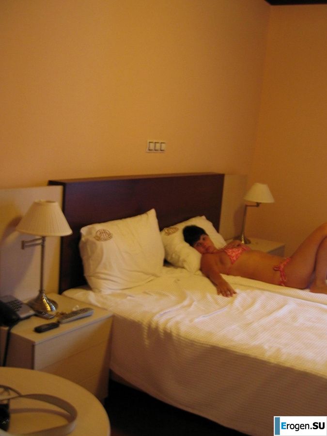 миниатюрная короткостриженная брюнетка в отпуске. Фото 13