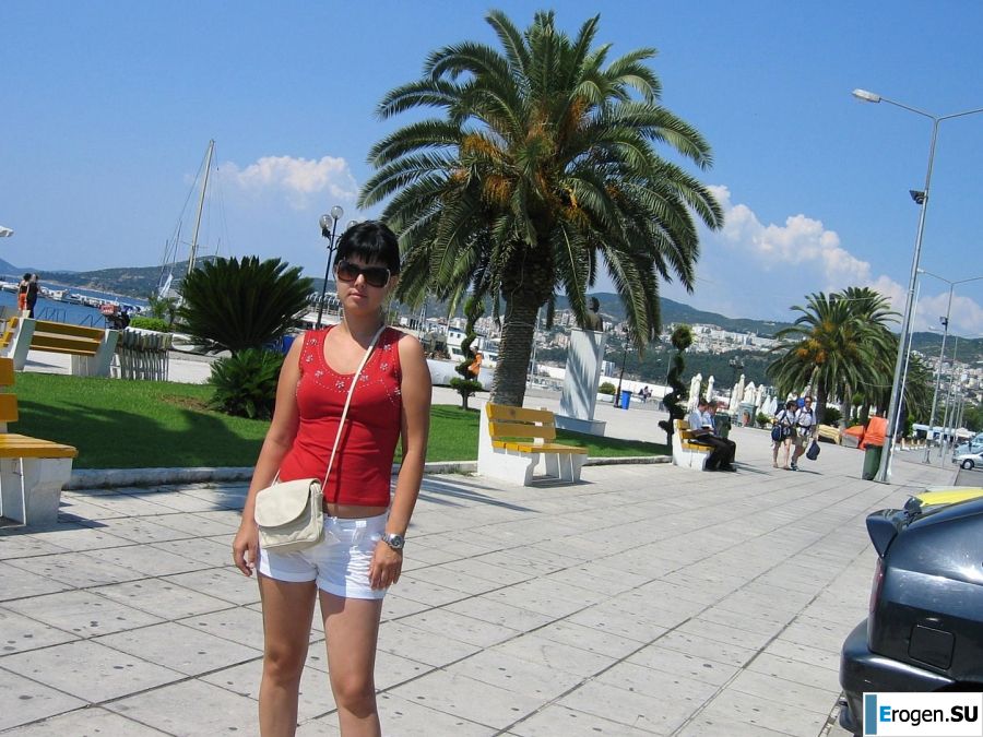 миниатюрная короткостриженная брюнетка в отпуске. Фото 15