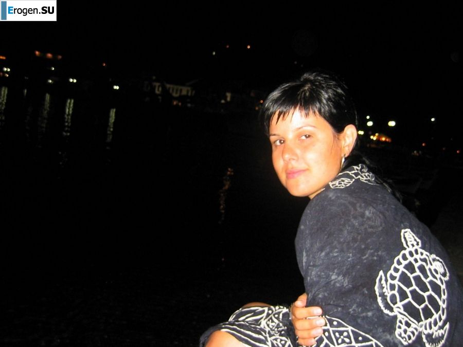 миниатюрная короткостриженная брюнетка в отпуске. Фото 18