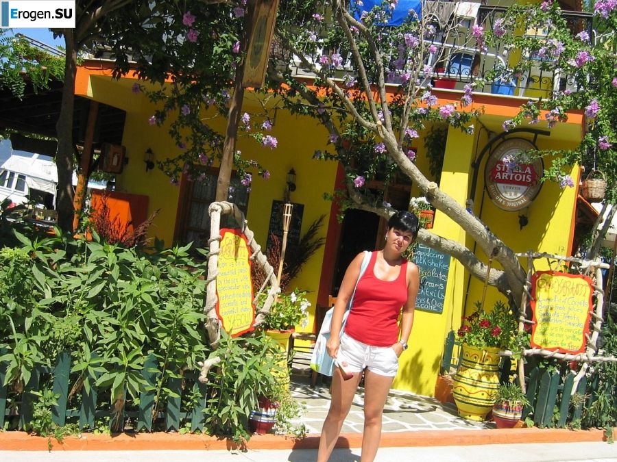 миниатюрная короткостриженная брюнетка в отпуске. Фото 20