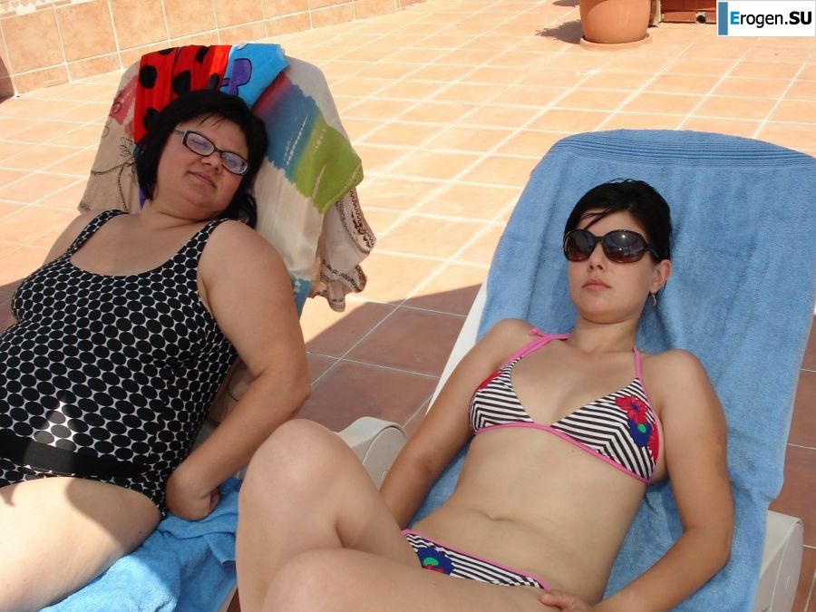 миниатюрная короткостриженная брюнетка в отпуске. Фото 28