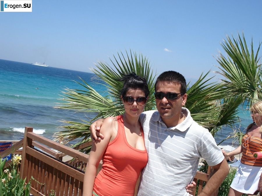 миниатюрная короткостриженная брюнетка в отпуске. Фото 30