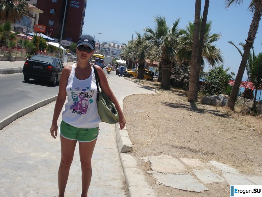 миниатюрная короткостриженная брюнетка в отпуске. Фото 36