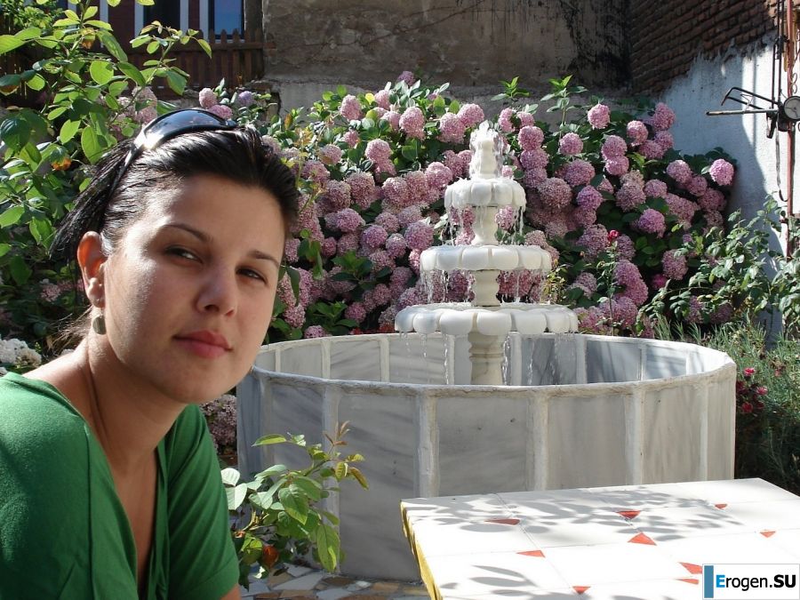 миниатюрная короткостриженная брюнетка в отпуске. Фото 39