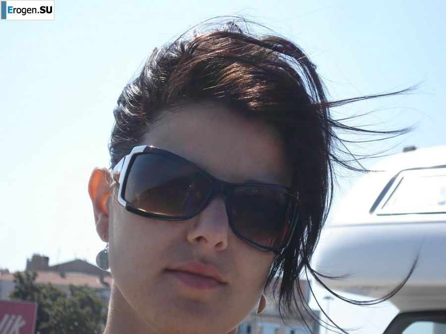 миниатюрная короткостриженная брюнетка в отпуске. Фото 40