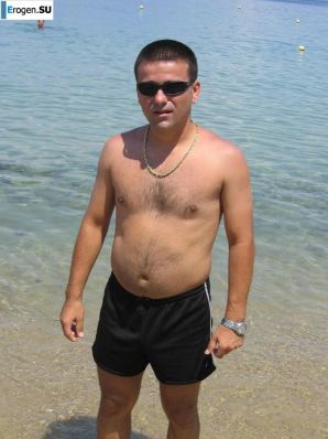 миниатюрная короткостриженная брюнетка в отпуске. Эскиз 12