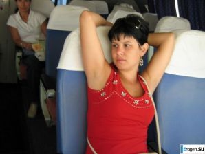 миниатюрная короткостриженная брюнетка в отпуске. Эскиз 14