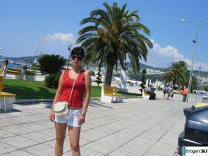 миниатюрная короткостриженная брюнетка в отпуске. Эскиз 15