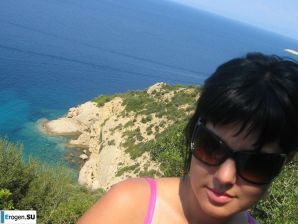 миниатюрная короткостриженная брюнетка в отпуске. Эскиз 16