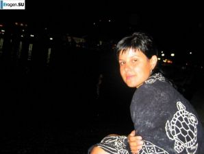 миниатюрная короткостриженная брюнетка в отпуске. Эскиз 18