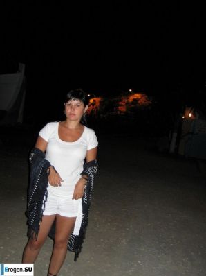 миниатюрная короткостриженная брюнетка в отпуске. Эскиз 19