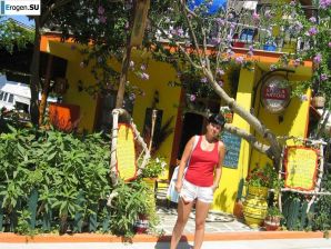 миниатюрная короткостриженная брюнетка в отпуске. Эскиз 20