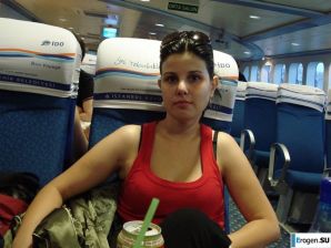 миниатюрная короткостриженная брюнетка в отпуске. Эскиз 23