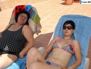 миниатюрная короткостриженная брюнетка в отпуске. Эскиз 28