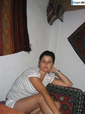 миниатюрная короткостриженная брюнетка в отпуске. Эскиз 31