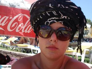 миниатюрная короткостриженная брюнетка в отпуске. Эскиз 35