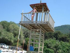 миниатюрная короткостриженная брюнетка в отпуске. Эскиз 38