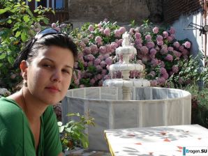 миниатюрная короткостриженная брюнетка в отпуске. Эскиз 39