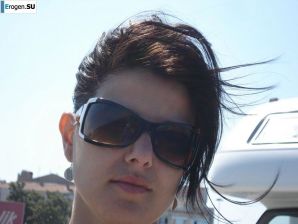 миниатюрная короткостриженная брюнетка в отпуске. Эскиз 40