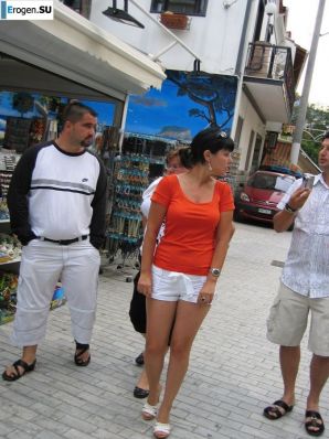 миниатюрная короткостриженная брюнетка в отпуске. Эскиз 6