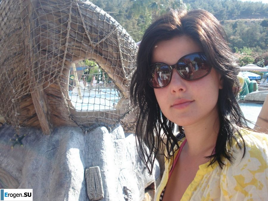 petite short-haired brunette on vacation. Part 2. Photo 20