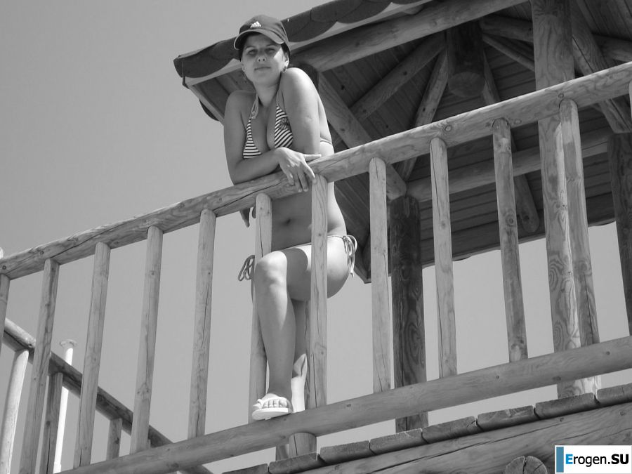 petite short-haired brunette on vacation. Part 2. Photo 24