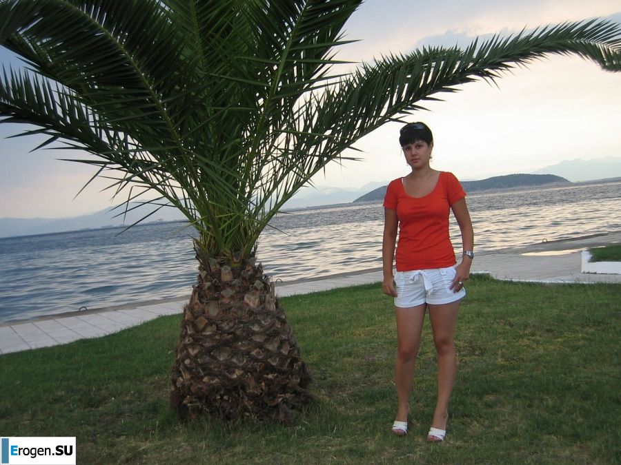 petite short-haired brunette on vacation. Part 2. Photo 3