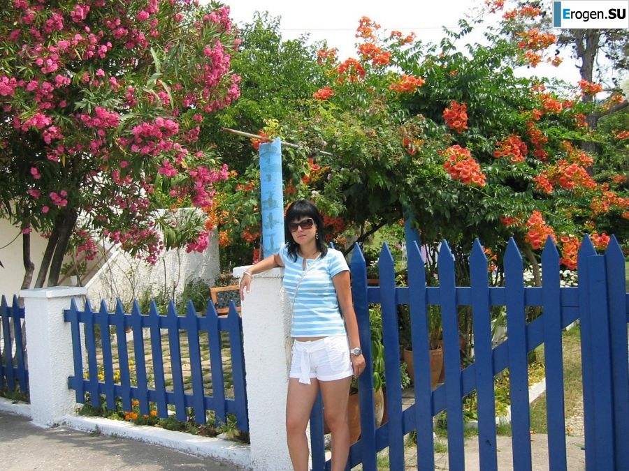 petite short-haired brunette on vacation. Part 2. Photo 4