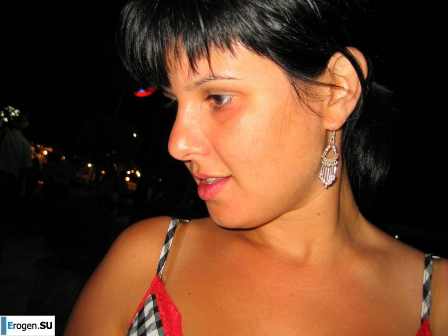 petite short-haired brunette on vacation. Part 2. Photo 5