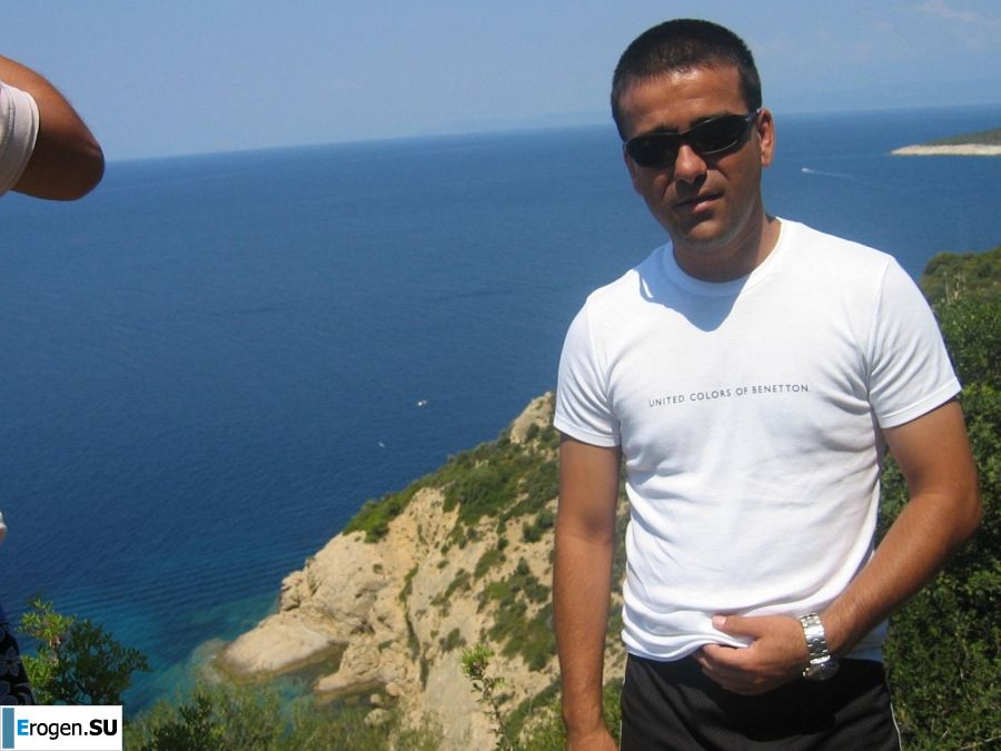 petite short-haired brunette on vacation. Part 2. Photo 6