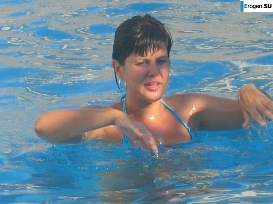 petite short-haired brunette on vacation. Part 2. Photo 9