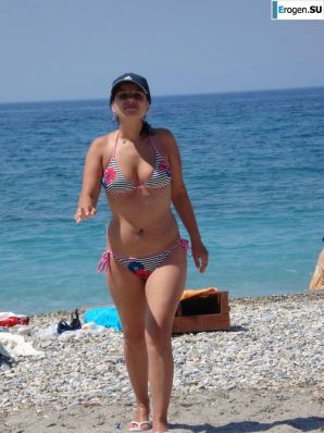 petite short-haired brunette on vacation. Part 2. Thumb 23