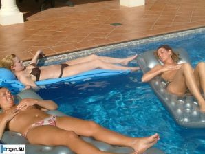 girlfriends in a Greek hotel. Thumb 13