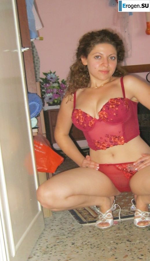 shy blush and curls. Photo 14