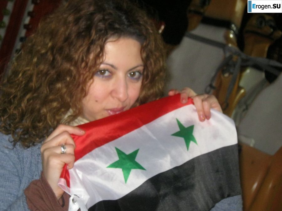 shy blush and curls. Photo 3