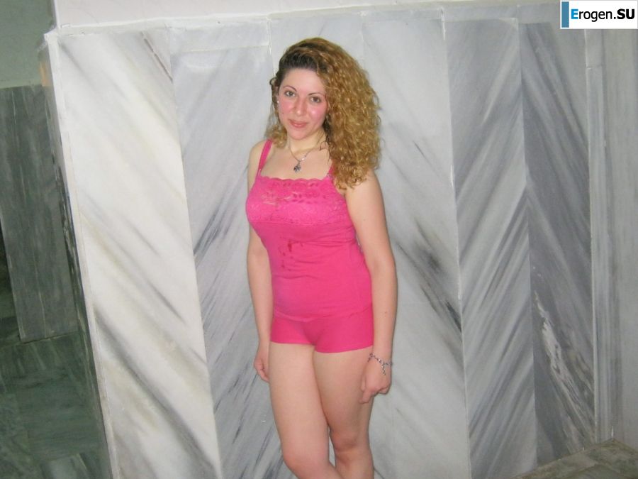 shy blush and curls. Photo 5