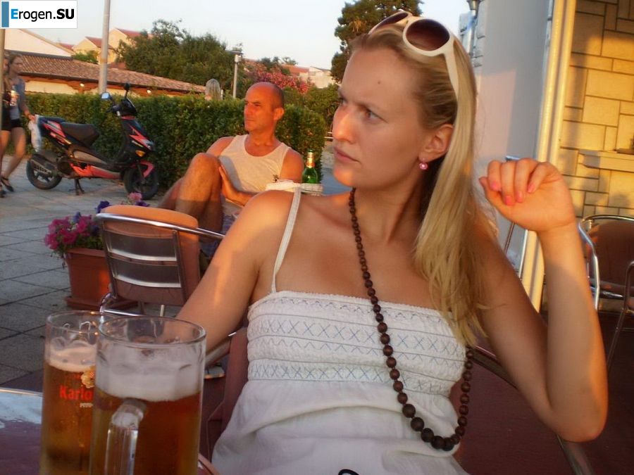 topless on the seashore. Photo 10