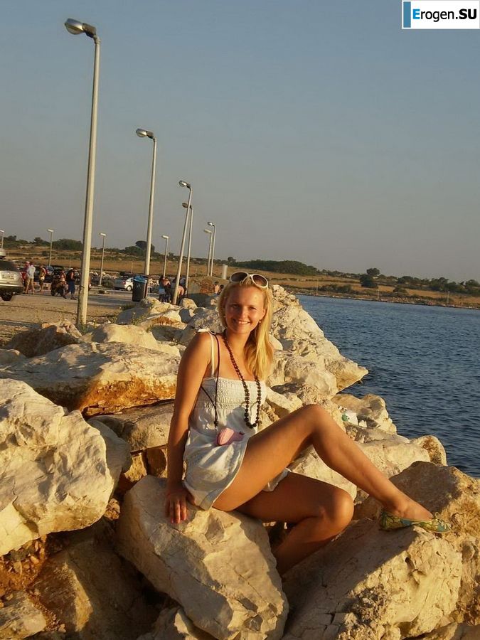 topless on the seashore. Photo 14